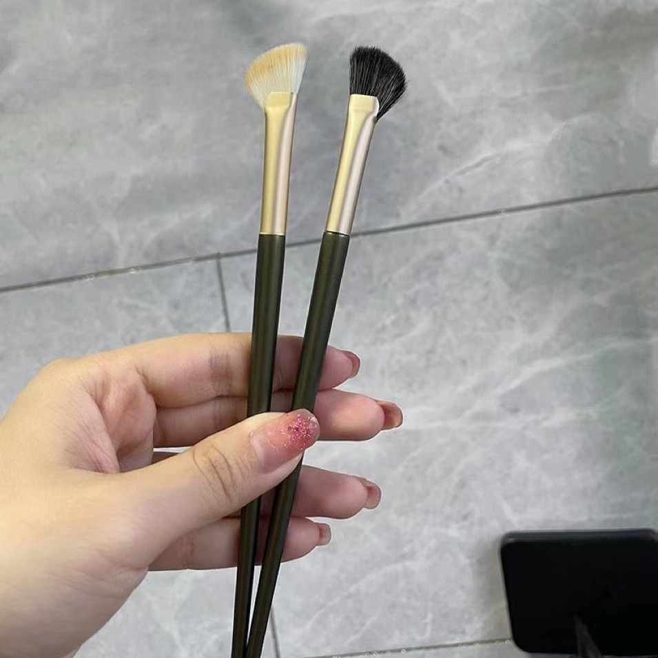 Semi-fan-shaped nasal shadow brush finger abdomen nasal shadow brush oblique head concealer high-gloss flame brush portable makeup makeup Halo shadow