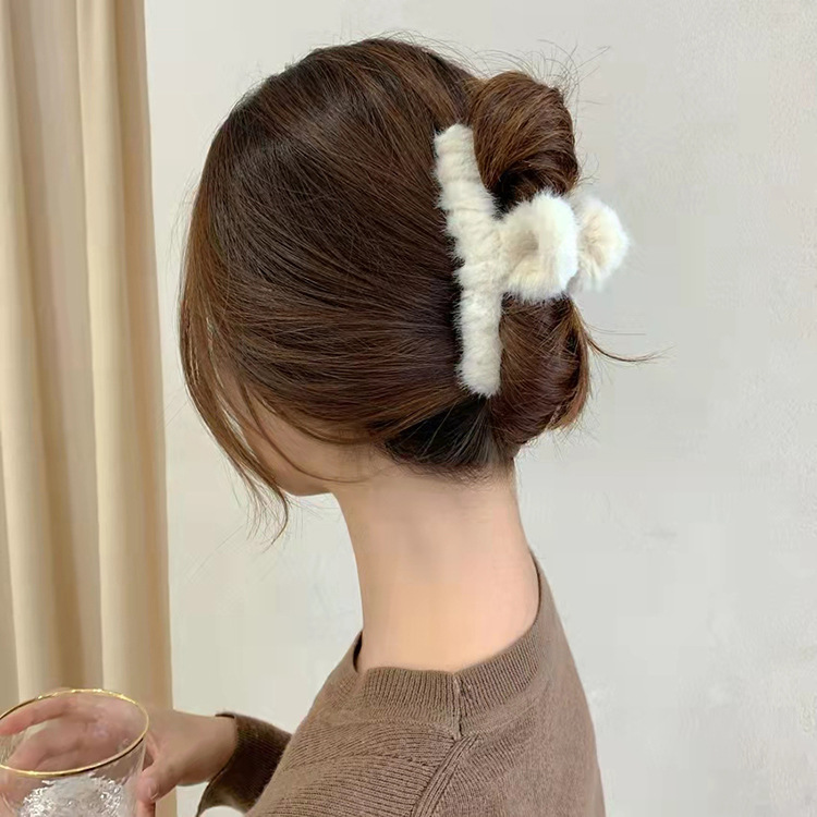 New simple plush hair clip girl's autumn and winter back head hair clip temperament hair catch shark clip hair accessories