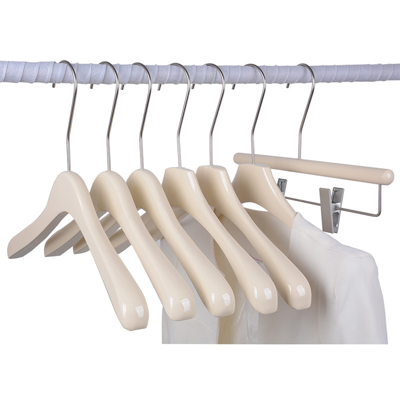 服の店の乳の白い木のハンガーのクリームの子供の木製のハンガーの婦人服の高級なハンガーの木のズボンは卸売りを挟みます。