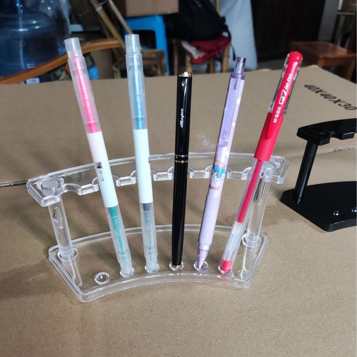 Source factory direct acrylic pen holder plastic transparent pen holder display rack B- 01