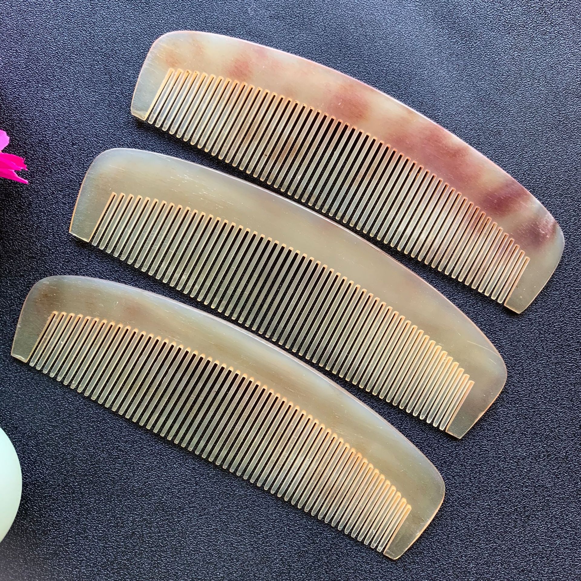 Cow horn moon comb wide comb dense tooth horn comb semicircle comb butterfly comb factory wholesale scenic spot stall processing
