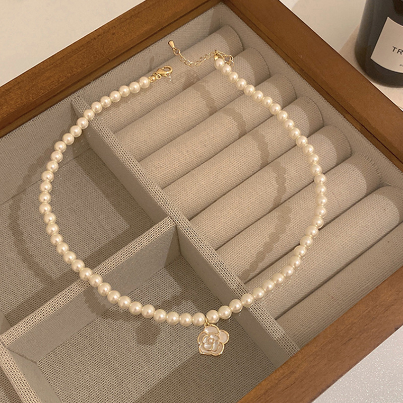 Tea Blossom Highlighted Glass Pearl Necklace for Women, Shi Family Style Imitation Pearl Clasp Necklace, French Retro Elegance, Influencer's Necklace