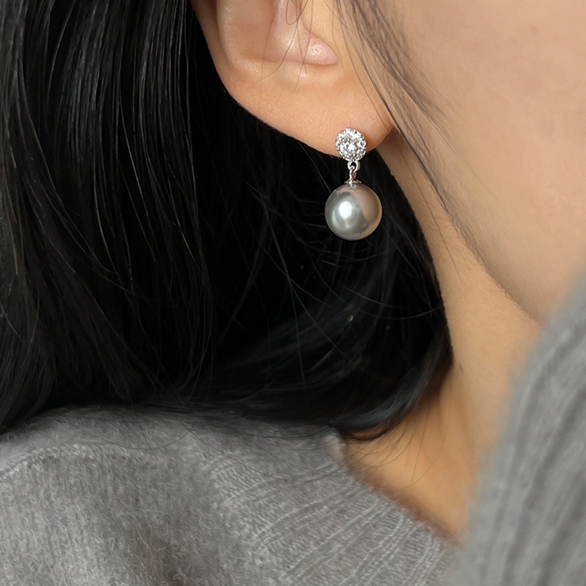 EH0226 (a pair of earrings)