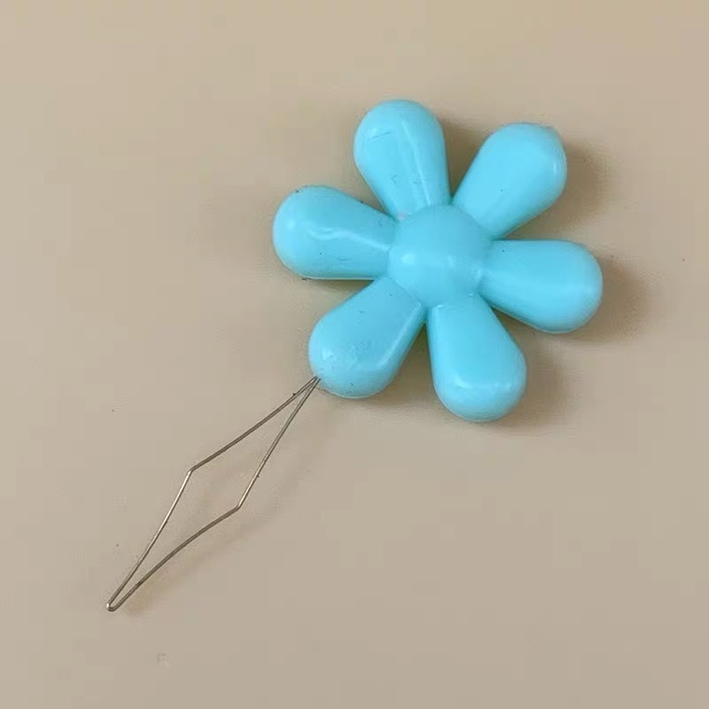 Plum blossom plastic gourd needle threader wholesale color plastic tail Threader-wire guide-sewing machine DIY ten