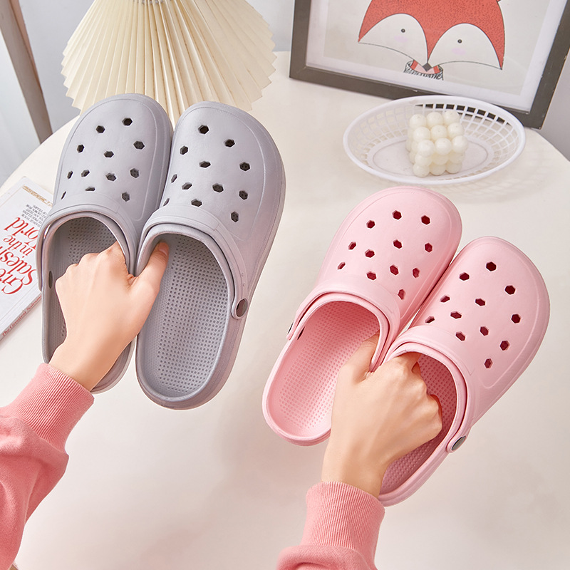 Hole shoes for girls Summer popular fashion new outdoor wear soft bottom beach closed toe sandals half slippers for men and women