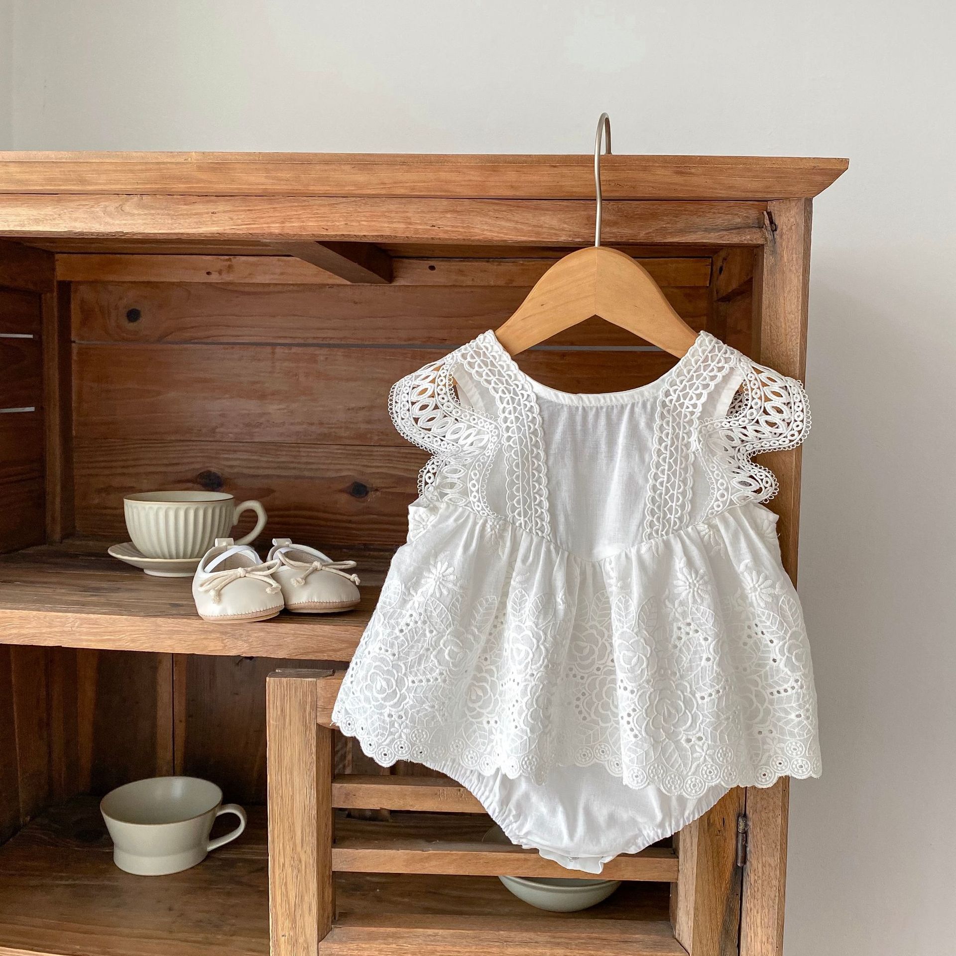 ins Summer Girl's Baby Baby Solid Color Lace Hollow Embroidered Triangle Hallout Dress Jumpsuit Climbing Suit