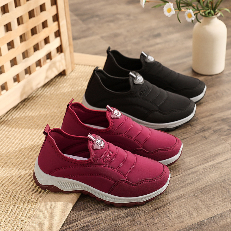 The new spring 2023 with a flat bottom low top women's shoes light and comfortable Joker soft bottom middle-aged mother shoes