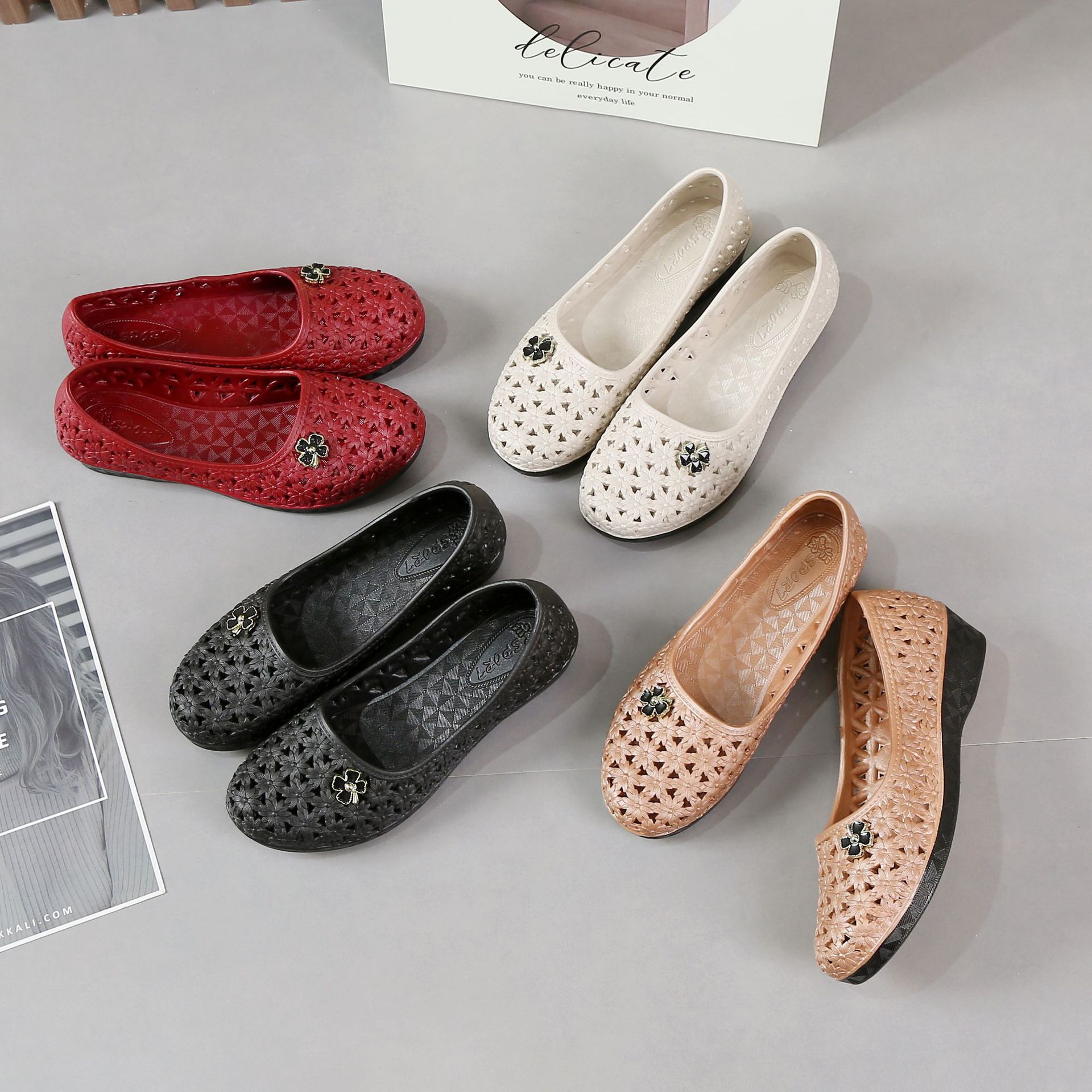 Mom Sandals Plastic Soft Sole Summer 2023 New Style Hole Shoes Middle-aged and Elderly Comfortable Hollow Women's Shoes Mesh Shoes
