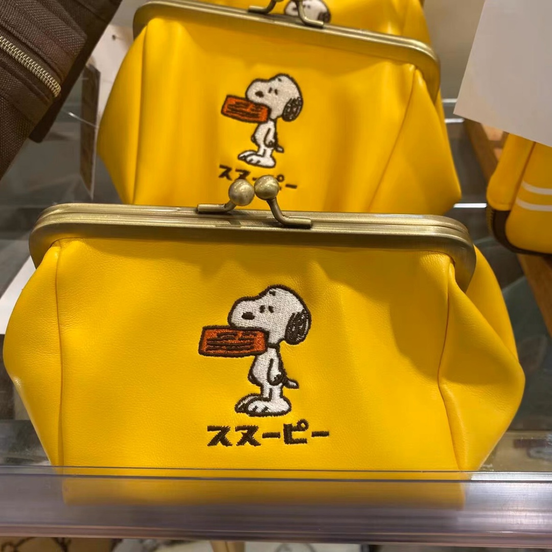 Spot Japanese Snoopy New Clip Bag Cute Cartoon Cute Fun Cosmetic Bag Lipstick Jewelry Storage Coin Wallet