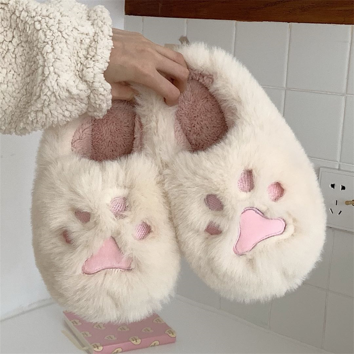 Pantoufles d'hiver en coton à demi-talon pour femme, style coréen, pour étudiante, en forme de cœur, douces et mignonnes, avec griffes de chat_voghion.com