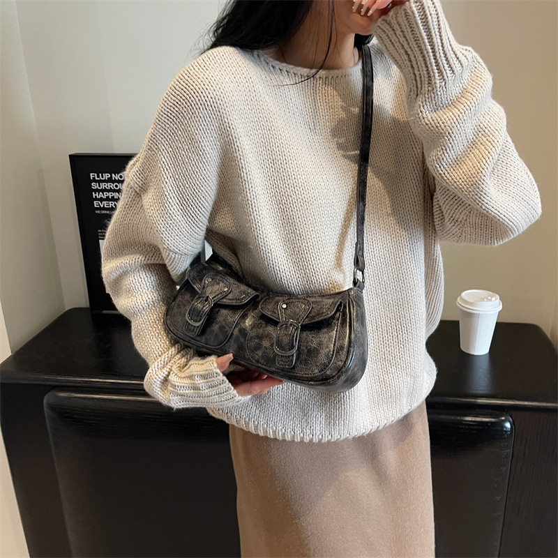 Cross-border wholesale sweet cool motorcycle bag for women 2023 new niche fashion shoulder underarm bag small red book Same style women's bag
