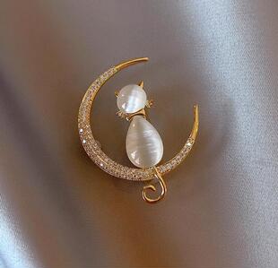 Opal zircon brooch exquisite kitten shape light luxury niche Dongda door buckle suit fixed Lady accessories fashion