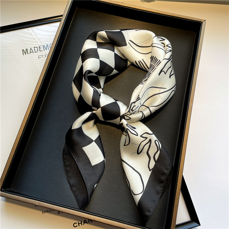 Spring and Summer Small Square Plaid Scarf 70cm Decorative Scarf Simple Printed Square Scarf Checkerboard Lady Scarf Wholesale
