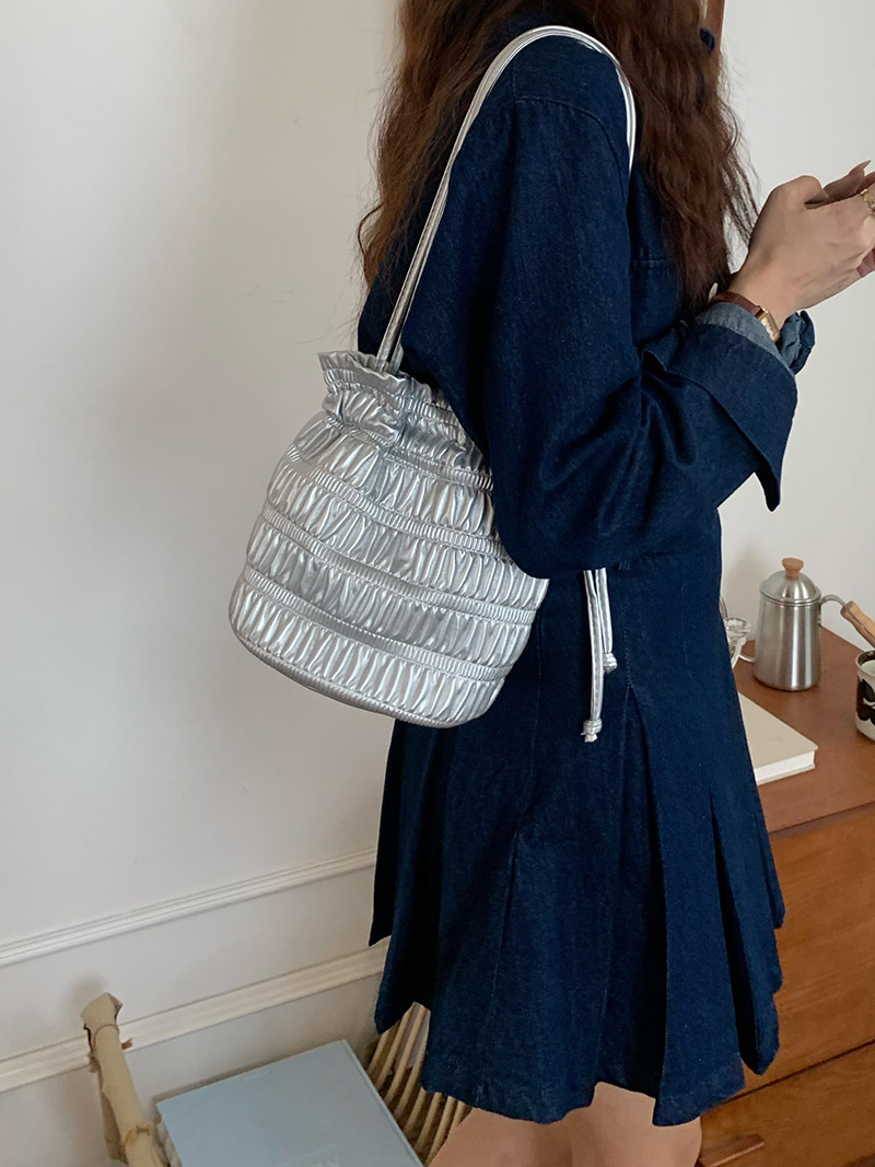 Korean ins niche design warm and soft leather pleated drawstring bucket bag single shoulder stylish texture silver armpit bag