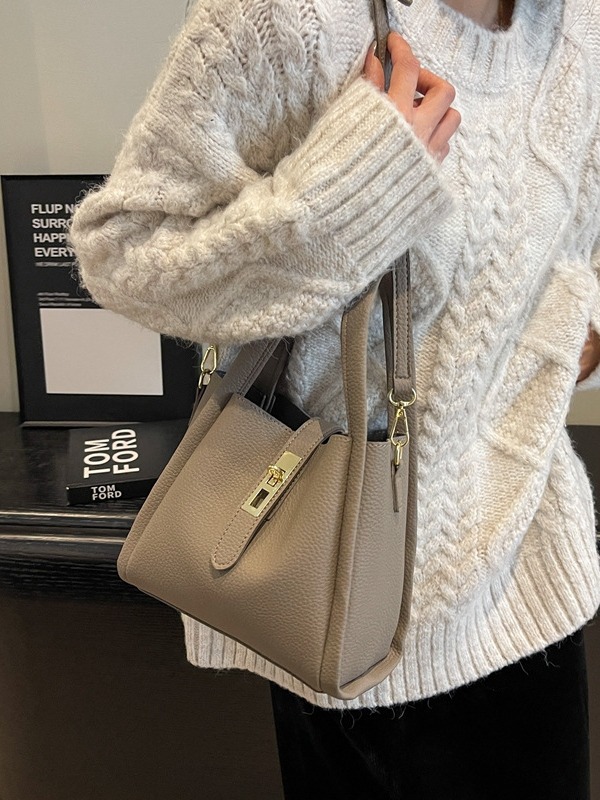 This year's popular small bag for women in autumn is versatile, new retro single shoulder crossbody bag, textured portable bucket bag