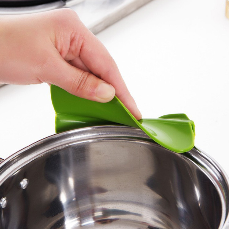 Stall supply kitchen supplies edge anti-spill funnel deflector food grade silicone soup pourer kitchen tools