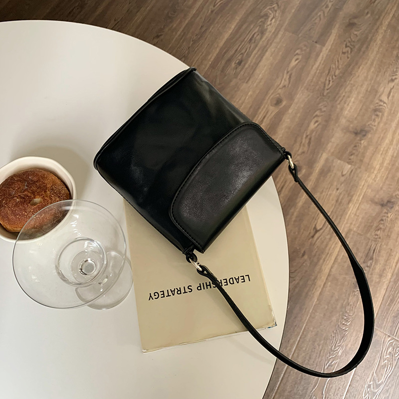 Borsa a secchiello con tracolla rossa con design di nicchia tutto abbinato, realizzata a mano da donna, 2023, nuova coreana_voghion.com