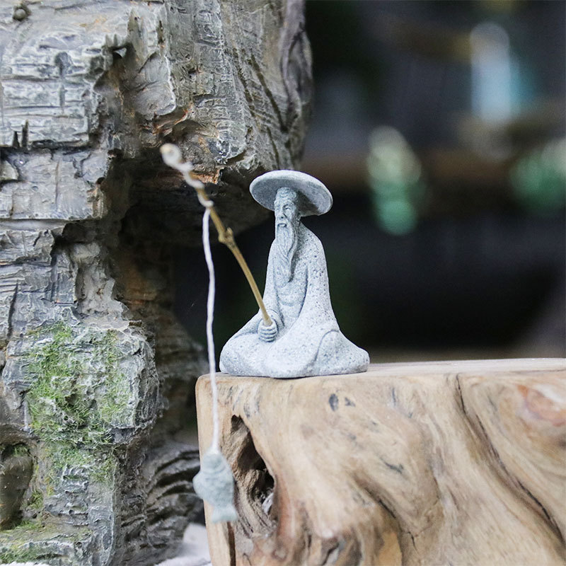 釣りの老人が園芸の築山の花の盆栽の景観を飾ることをシミュレーションします。|undefined