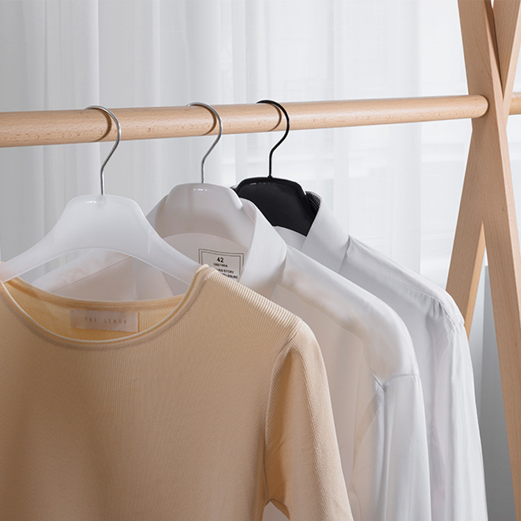 Wholesale adult non-slip black plastic clothing store hanger wide shoulder laundry hotel suit hanger with logo