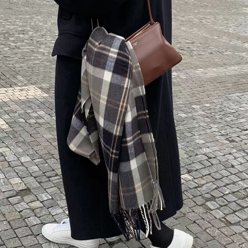 新商品の千鳥格ファッションはカシミヤの女性モデルに似合います。|undefined