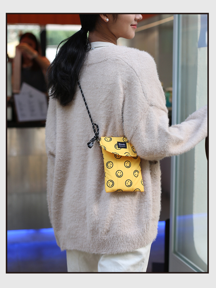 Quilted small shoulder bag niche high-grade lightweight mobile phone small bag women's small bag for walking crossbody packaging mobile phone