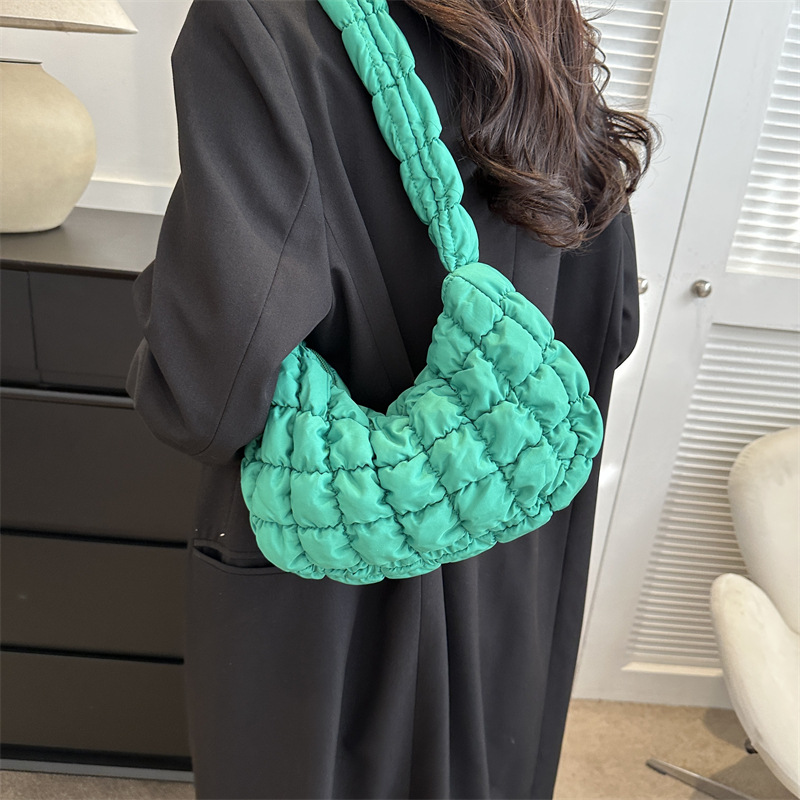 Autumn and Winter large capacity underarm bag cloud bag 2023 new niche personalized shoulder bag women's all-match messenger bag foreign trade