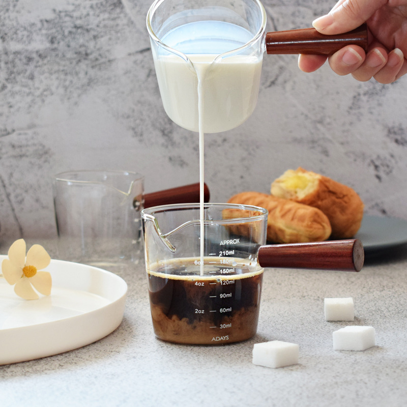 Extract concentrated coffee milk Cup heat-resistant glass wooden handle scale milk pot seasoning juice pouring milk pot sauce cup