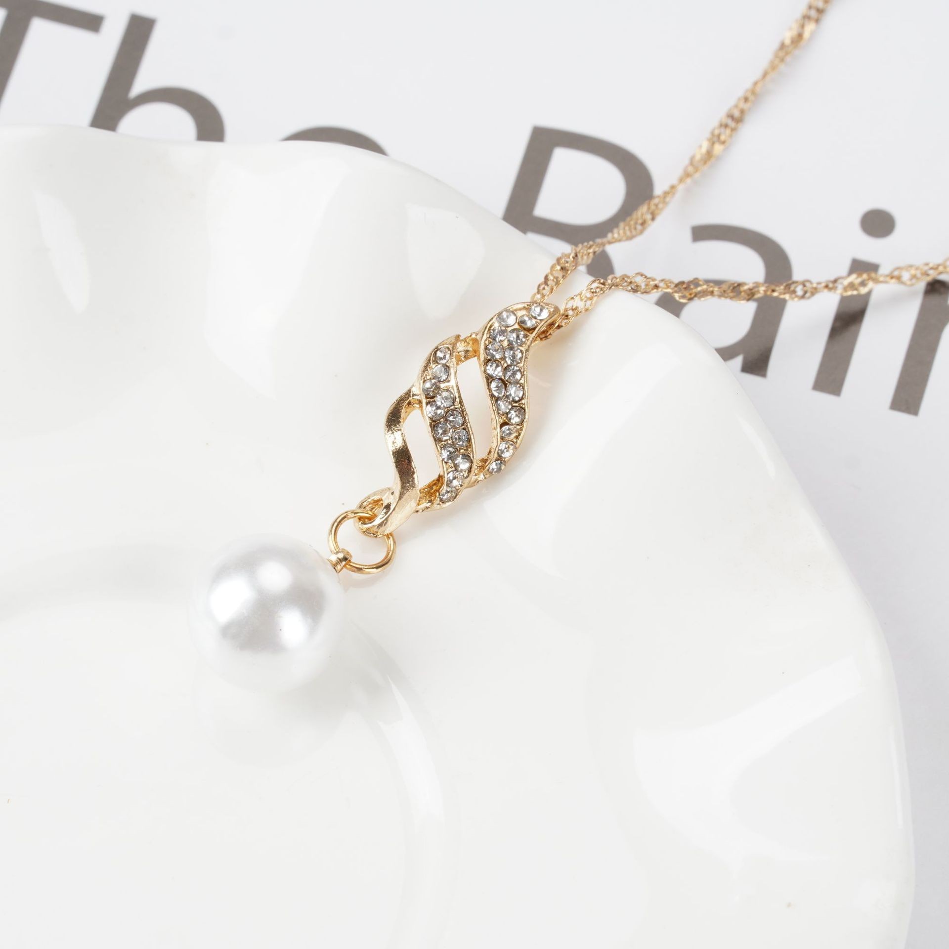 Qifu [gold and silver] fashion simple bridal diamond earrings necklace spiral pearl necklace suit wholesale