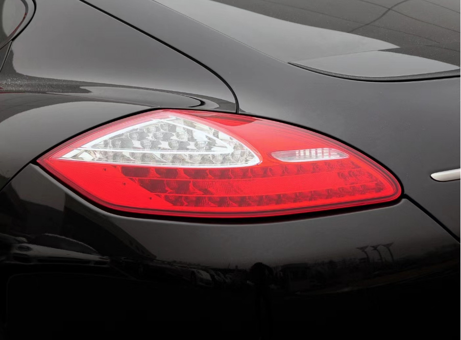 Продукт подходит для маски заднего фонаря PanaMera 10-14 Код OE: 970