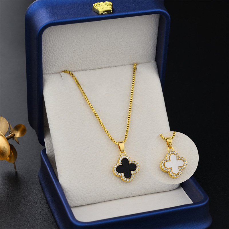 Diamond-embellished Black and White Clover Pendant Necklace for Women - Titanium Steel, Non-fading, Versatile Choker Necklace, Lightweight Luxury, High-end Lockchain