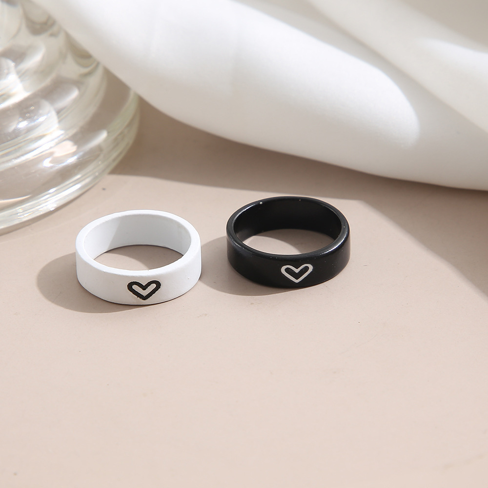 Guoxiu cross-border hot selling creative simple temperament women's girlfriends cute contrast color black and white love couple two-piece ring