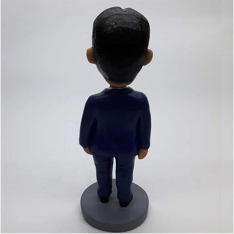 Hand-made home living room doll decoration cross-border new Chinese resin desktop shaking head celebrity doll decoration wholesale