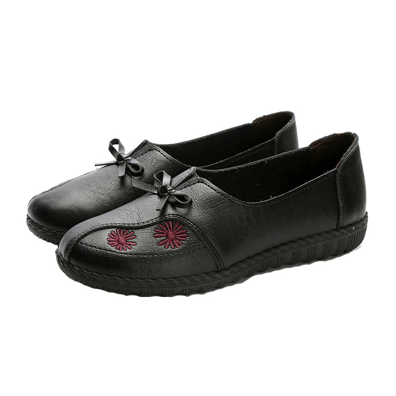 2022 new middle-aged and old-age leather shoes soft-soled non-slip women's shoes one-step lazy shoes women's mother shoes wholesale