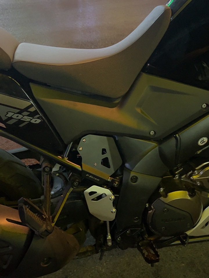 適用於SUZUKI DL1050A/ XT 摩托車改裝件車身裝飾板右側隔熱板
