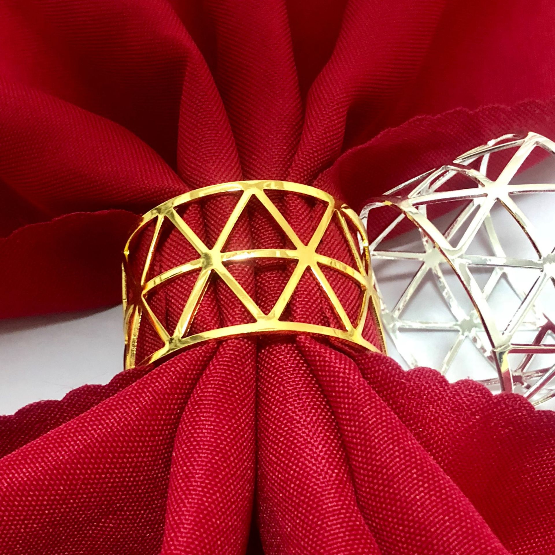 Factory direct dinner party holiday party table decoration hollow triangle napkin buckle napkin ring napkin ring