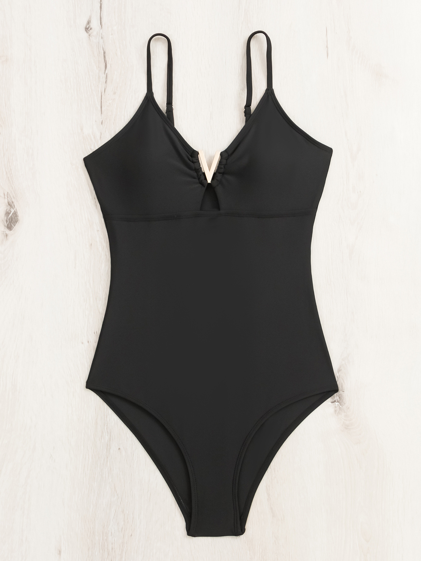 Yi qi 2024 new foreign trade swimsuit one-piece multi-color V-shaped metal accessories hollow leisure steel swimsuit