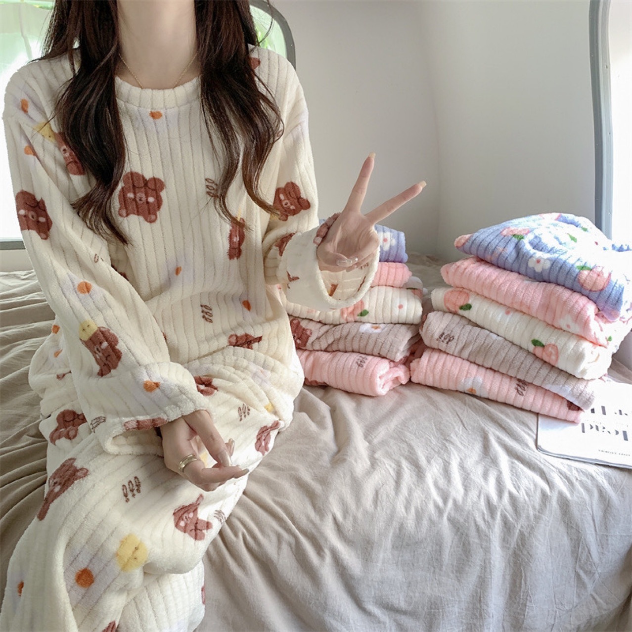Autumn and winter warm peach suit bear printed coral fleece round neck pajamas fairy warm home wear two-piece set