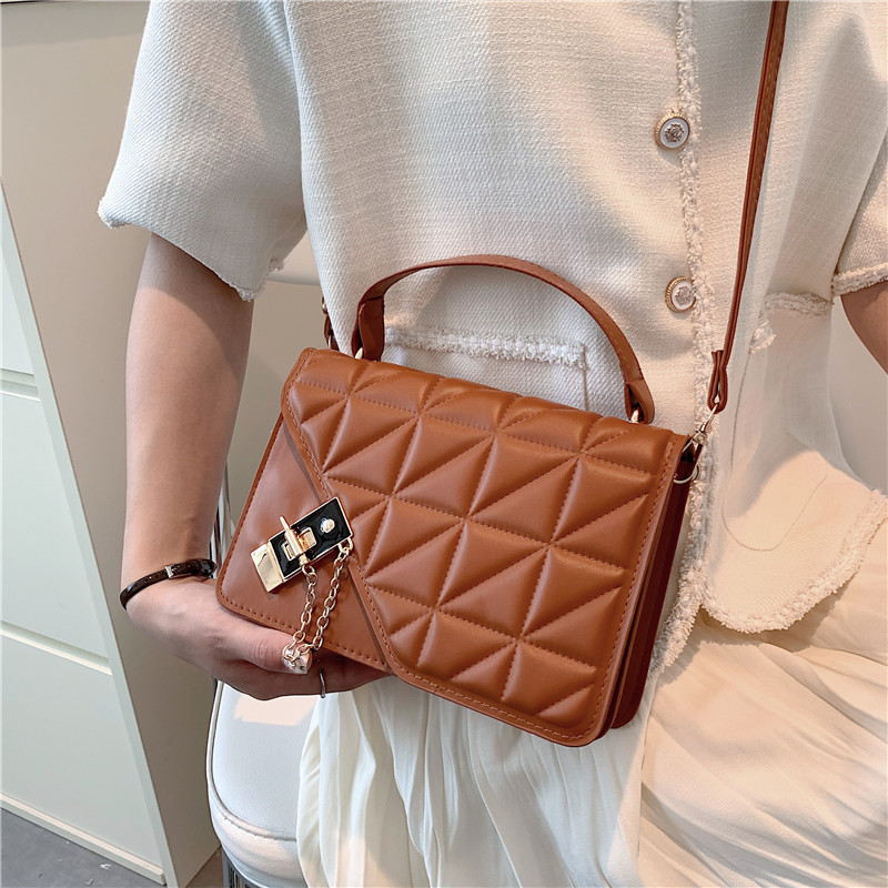 Bag women's 2022 fashion Joker popular handbag solid color indentation rhombus ins shoulder slung women's bag wholesale