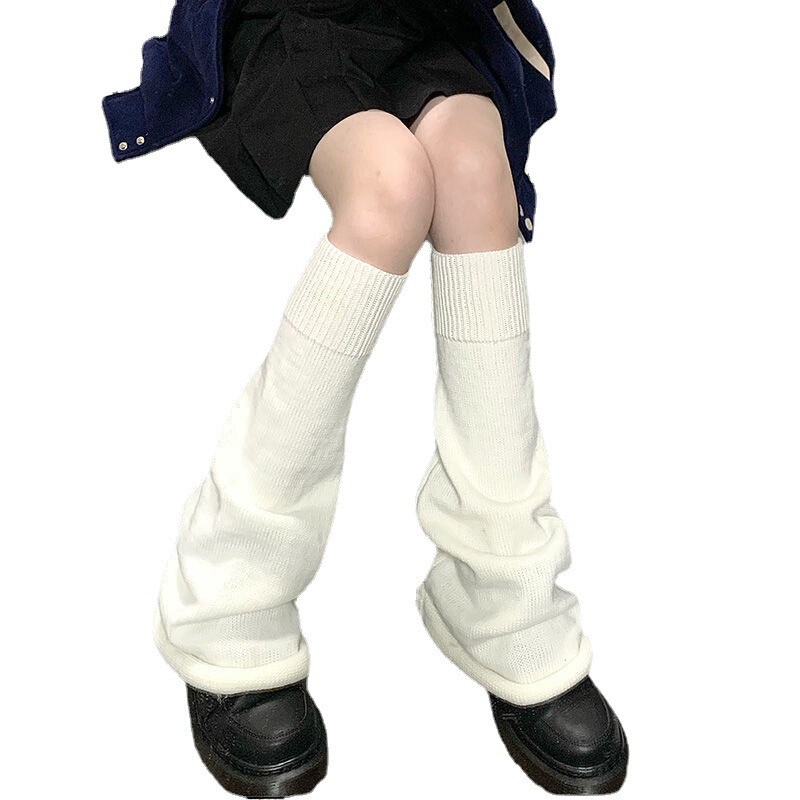 女子学生の純色を厚くして靴下を積んでニットします。|undefined