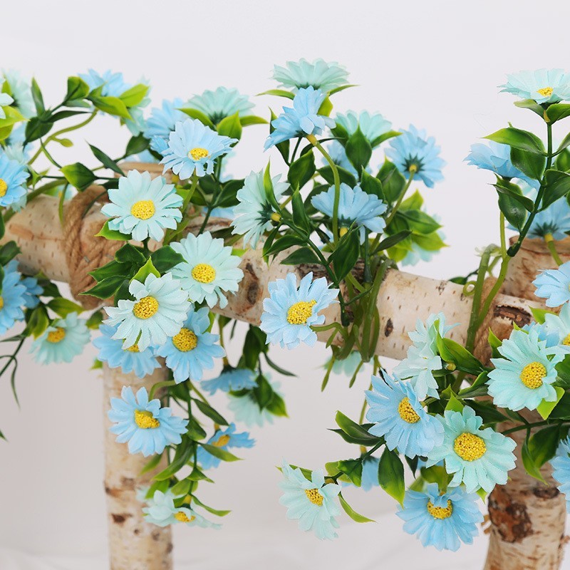 デイジーの花藤の造花の藤条のヒマワリのエアコンのパイプをシミュレーションして室内の背景の壁のショーウインドーの装飾を巻いて遮ります。|undefined