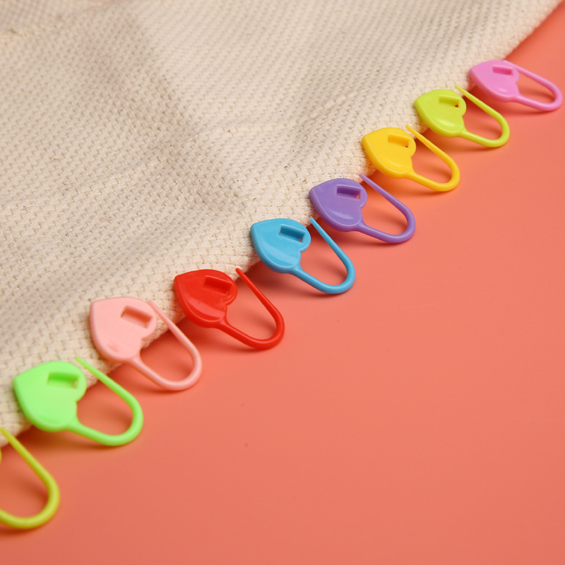 Cross-border Plastic Count Small Pin Color Knited Sweater Mark Buckle Anti-release Small Pin Love Mark Buckle in Bulk