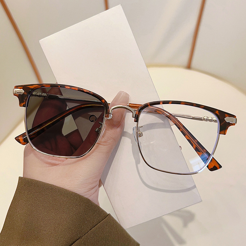 821 Pu Shuai color-changing reading glasses middle-aged and elderly young business half-frame anti-blue light intelligent photosensitive gray glasses