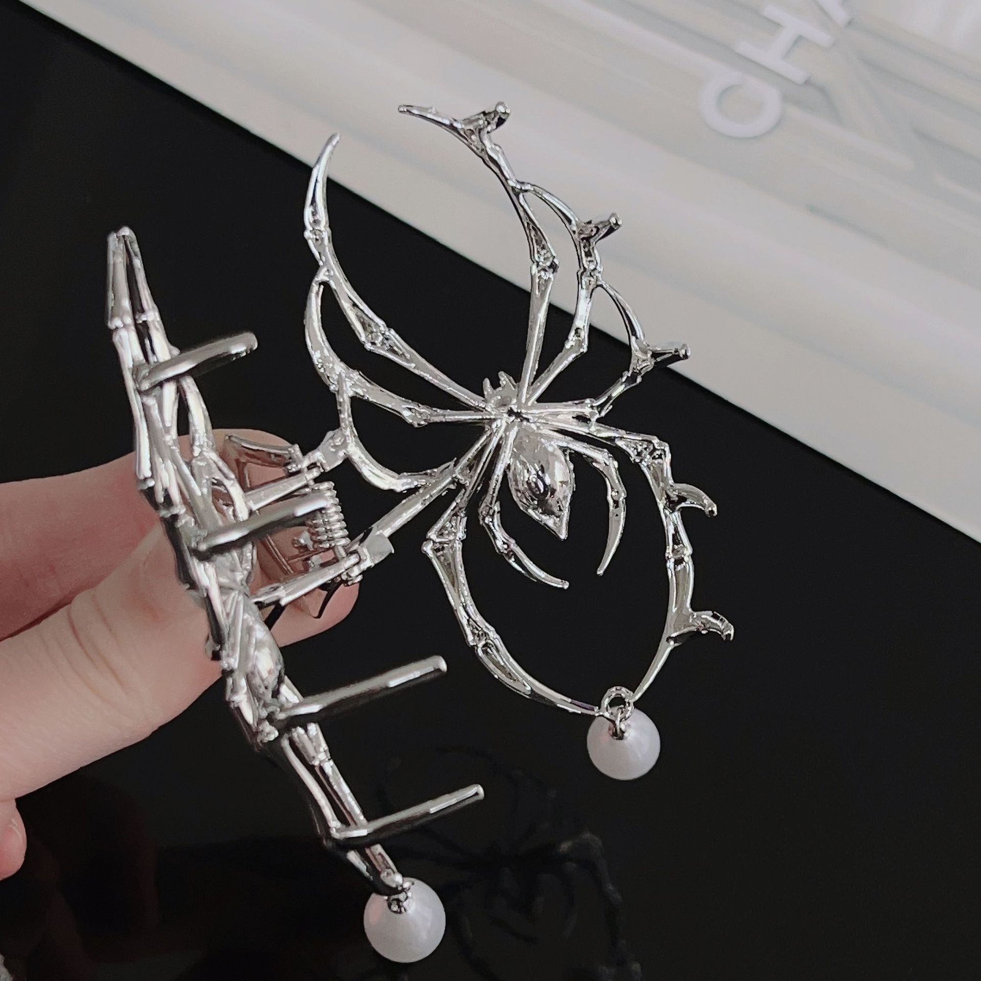 Distinctive Spider Tassel Disc Hair Grab Hair Accessories Back Head Hairpin Children's Hairpin Summer Flower Shark Clip Headwear_voghion.com