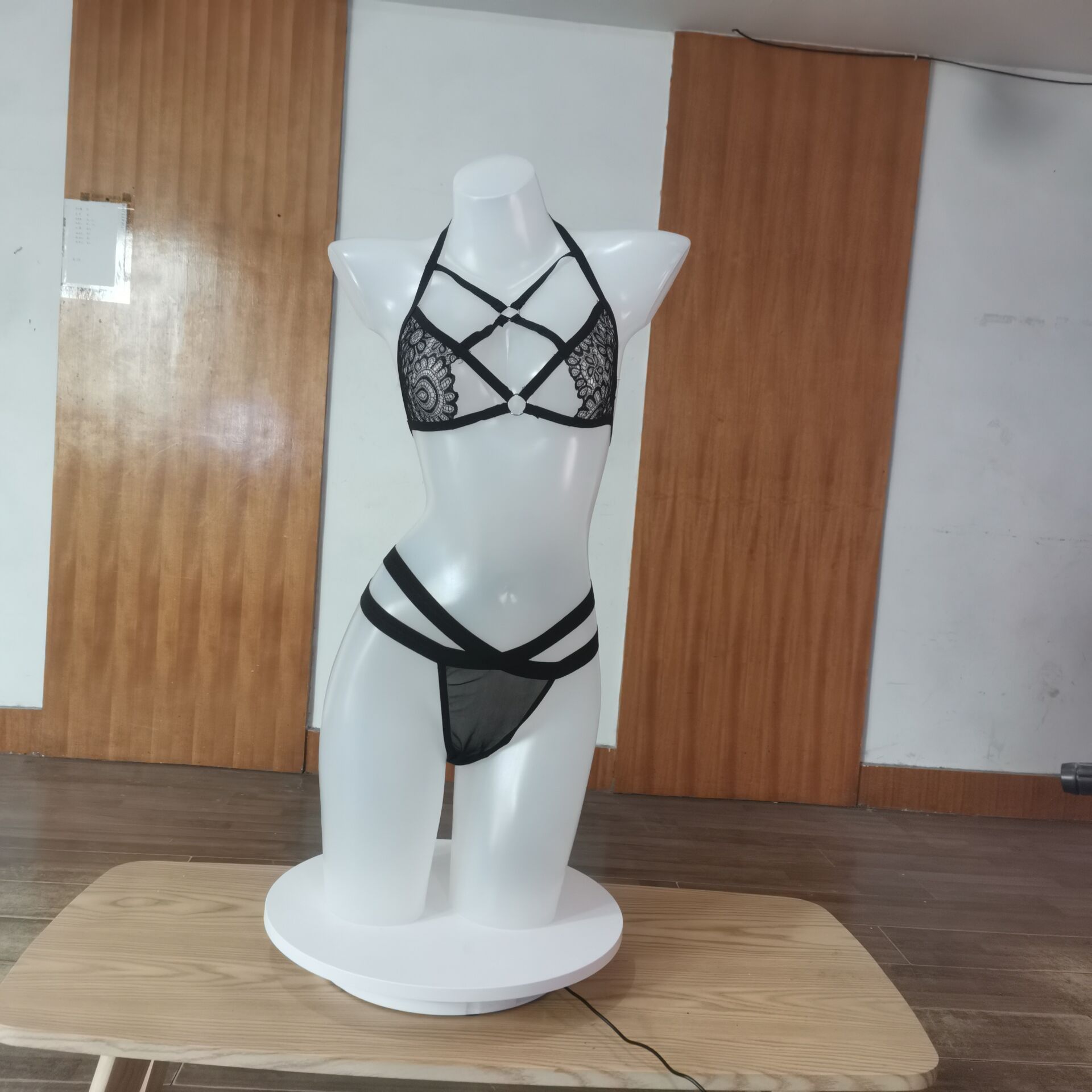 Amazon fashion European and American sexy lingerie lace strap hanging neck bra spot wholesale