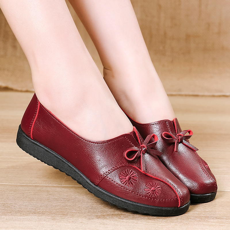2022 new middle-aged and old-age leather shoes soft-soled non-slip women's shoes one-step lazy shoes women's mother shoes wholesale