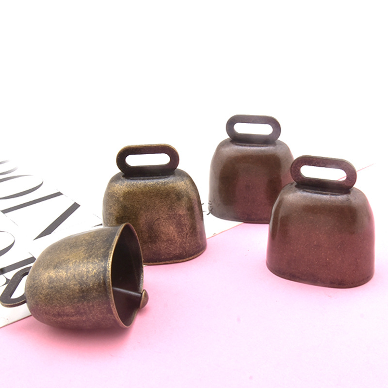 Factory direct metal cow bell retro pet calf Bell red bronze bronze bell accessories Christmas Bell