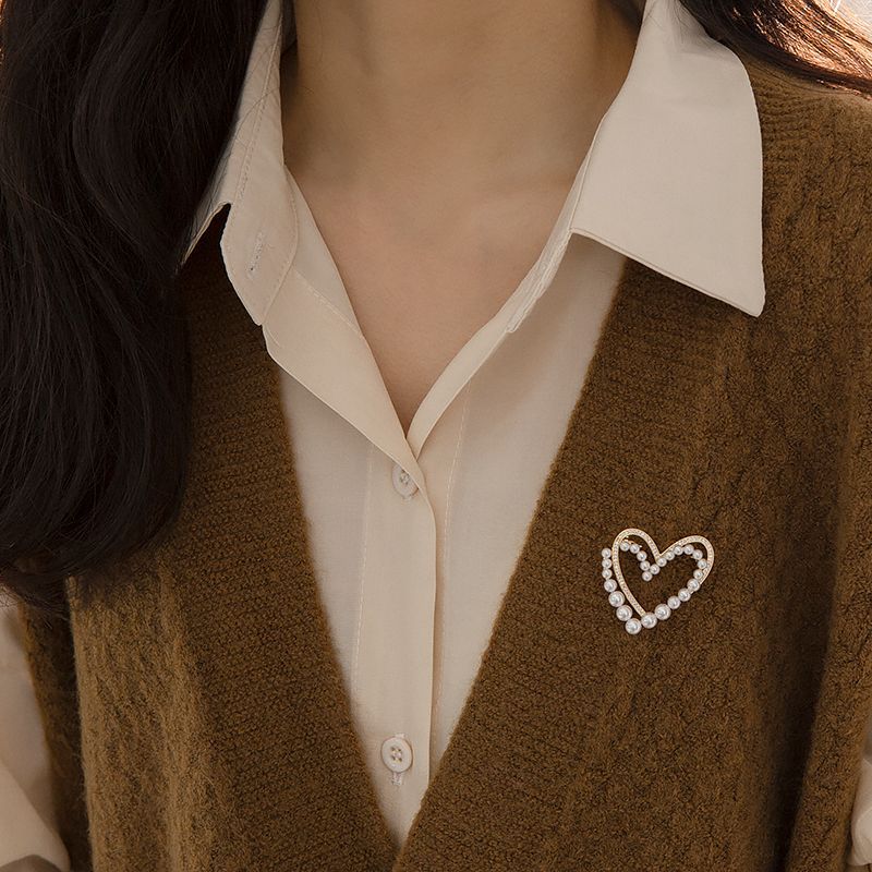 Design Pearl Love Brooch 2023 New Fashion High-end Women's Fine Pin Fixed Coat Sweater Accessories