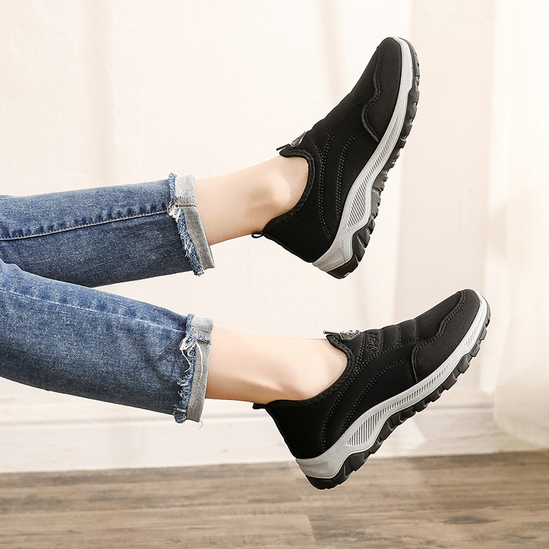 The new spring 2023 with a flat bottom low top women's shoes light and comfortable Joker soft bottom middle-aged mother shoes