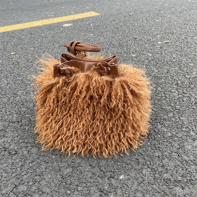 Foreign trade cross-border new imitation beach wool women's portable bucket bag plush bag drawstring hot girl punk style Y2K tassel