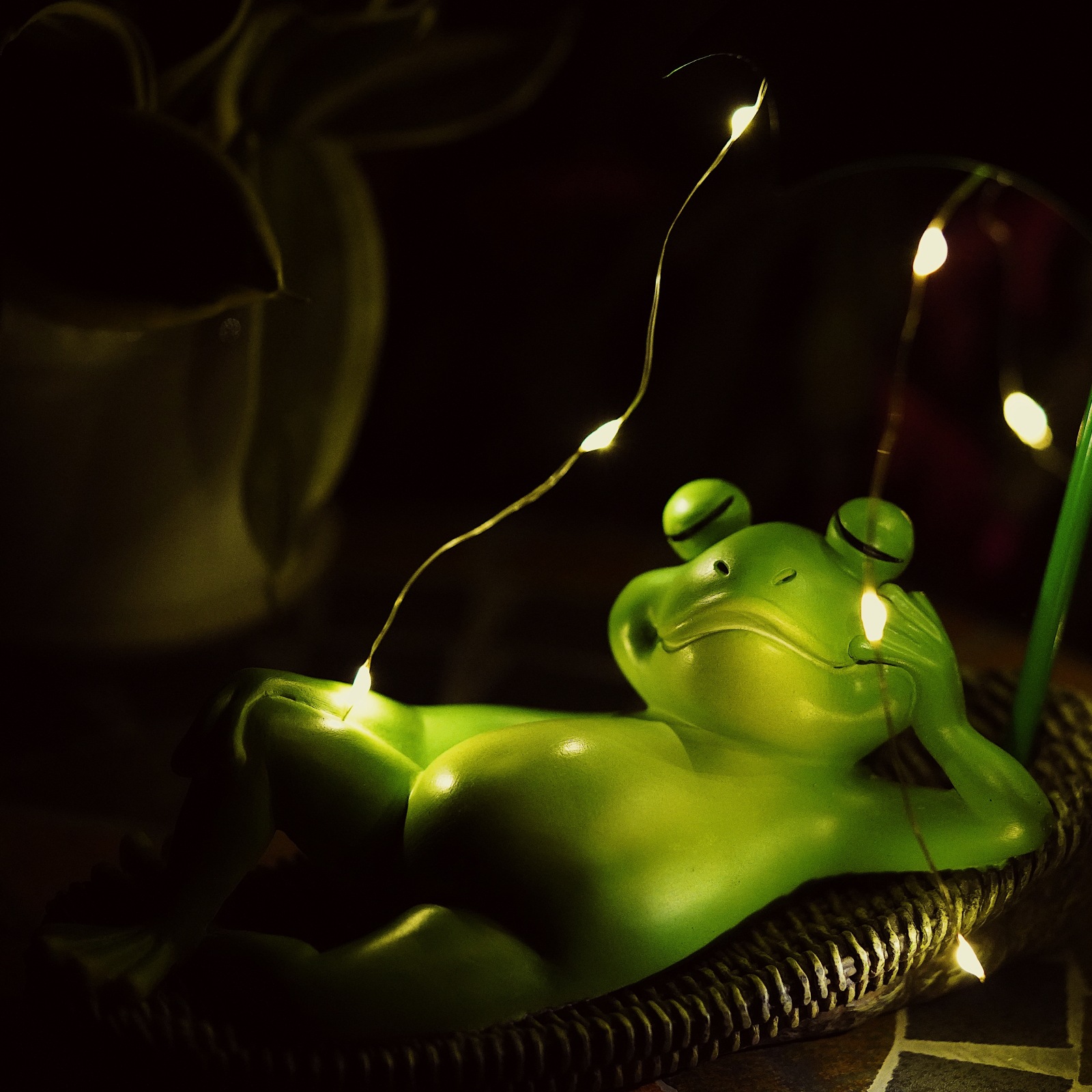 Cross-border cute artificial frog solar garden lamp outdoor garden decoration animal garden lawn decoration